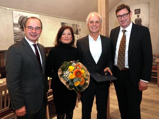 Für sein herausragendes Engagement überreichte Landrat M. Bayerstorfer (r.) Dr. E. Rudolf (2. v. r.) das Bundesverdienstkreuz. Mit ihnen freuten sich H. Grundner, 1. Bürgermeister von Dorfen, und die Ehefrau des Geehrten, H. Rudolf.  Foto: Landratsamt