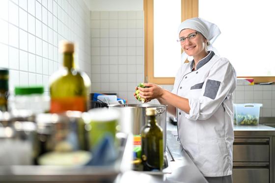 Essen frisch vor Ort zubereitet  das gibt es bereits in den städtischen Krippen und Häusern für Kinder. Nun wird es auch in allen anderen Kindertageseinrichtungen der Stadt eingeführt. Foto: Tobias Hase/ Ref. f. Bildg. u. Sport