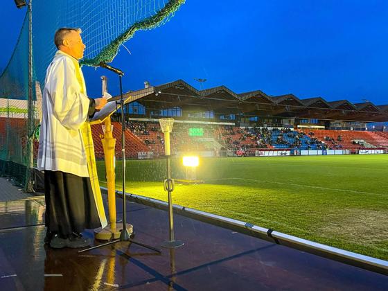 Rund 900 Besucher nahmen im vergangenen Jahr am Gottesdienst im Stadion der SpVgg Unterhaching teil, der von Pfarrer Axel Windecker gehalten wurde. Foto: SpVgg Unterhaching