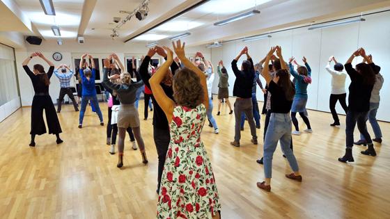 Linedance zum Ausprobieren: Da Capo stellte am Tag der offenen Tür den tollen Tanz für Einzeltänzer vor und fand auf Anhieb viele Mittänzer. Foto: Da Capo