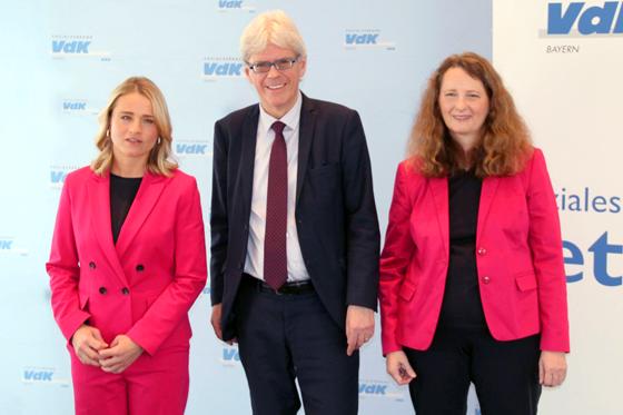 VdK-Präsidentin Verena Bentele, VdK-Landesgeschäftsführer Michael Pausder und VdK-Pressesprecherin Bettina Schubarth (von links) erläuterten die Forderungen des Sozialverbands für ein soziales Bayern. Foto: job