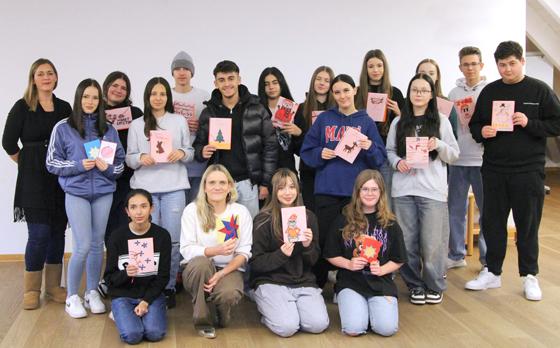 Die Schülerinnen und Schüler der Mittelschule Haar mit ihren selbst gebastelten Weihnachtskarten, die an einsame Senioren gingen. Foto: Nachbarschaftshilfe Haar