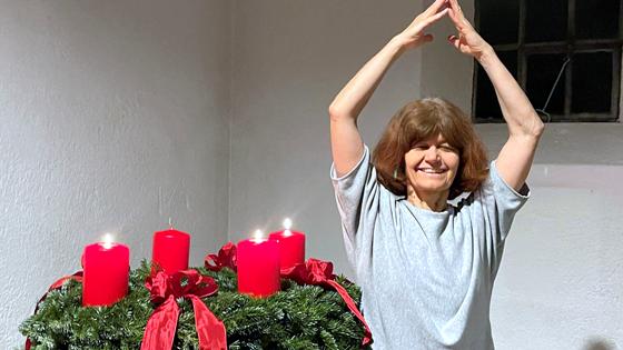 Pfarrern Katja Deffner lädt ein, sich auf die Suche nach dem wahren Geheimnis von Weihnachten zu machen.  Foto: hw