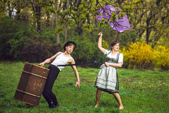 Der Grünwalder Schauspieler Andreas Nickl und die Schauspielerin Heike Feist bringen am 24. Februar die vielen Facetten des Karl Valentin auf die Bühne. Foto: Pavol Putnoki