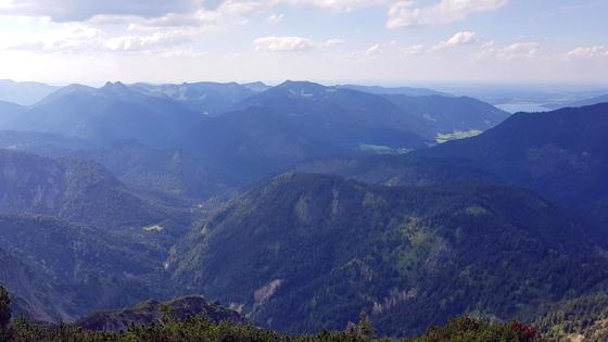 Richtig hoch hinaus kam Radiomoderator Achim Bogdahn: In allen 16 Bundesländern stieg er auf die höchsten Berge  und nahm dabei jeweils einen Promi mit. Foto: Stefan Dohl