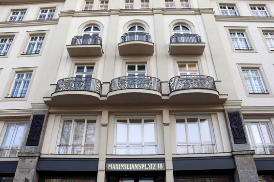 Sehr edel zeigt sich das Gesicht des Hauses am Maximiliansplatz 18. Putz und Stuck sind aufwändig repariert worden. Nun lädt die detailreiche Fassade wieder zu näherer Betrachtung ein. Foto: mha