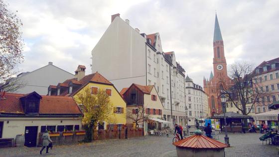 Das Zentrum Haidhausens: der Wiener Platz mit den alten Herbergshäuschen. Foto: bas