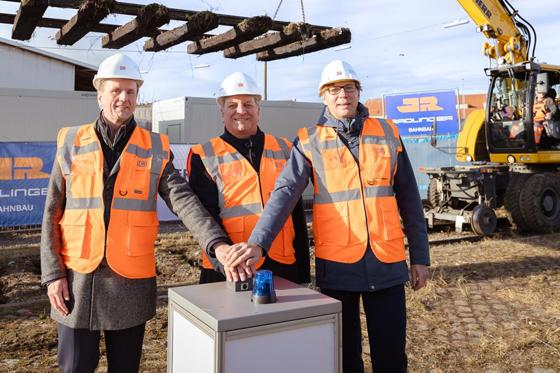 Klaus-Dieter Josel (DB), Christian Bernreiter (Bayerischer Staatsminister), Kai Kruschinski-Wüst (Gesamtprojektleiter 2. Stammstrecke)) geben das Startsignal für die neue Autoreisezuganlage (v.l.). Foto: T. Kiewning