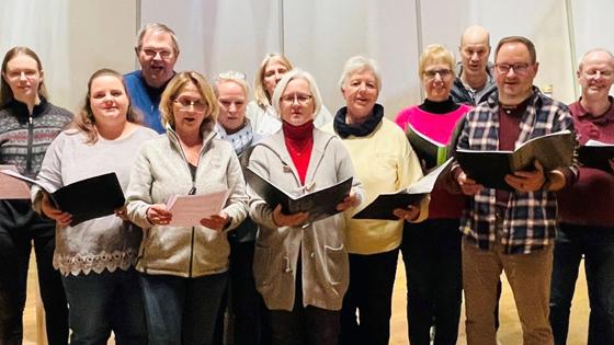 Die gut gelaunten Mitglieder des wieder gegründeten Kirchenchores von St. Josef mit Chorleiter Robert Kutsche (2. v. h. l.). Die ambitionierten Sangesfreunde freuen sich über tatkräftige Unterstützung. Foto: hw