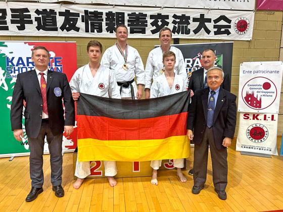 Die deutschen Teilnehmer am Italiencup, darunter Andy Schnirel und Roman Gerolt (hinten, v. l.) vom SV Lohhof, freuen sich über ihre Erfolge. Foto: SV Lohhof