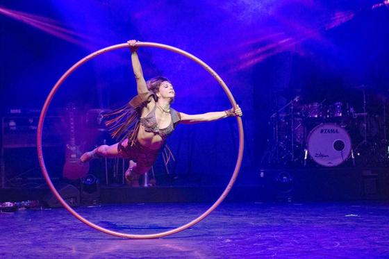 Die Woodstock Variety Show begeistert mit Festival Hits und Acrobatics. Foto: Gordon Schirmer