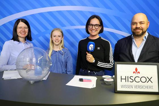 Losten die Halbfinalpartien im Verbandspokal der Frauen aus. Von links: Verbands-Spielleiterin Kerstin Costa, Losfee Felipa aus Markt Schwaben, Theresa Leinfelder (Moderatorin) und Tobias Wenhart (Hiscox). Foto: Fabian Frühwirth/BFV