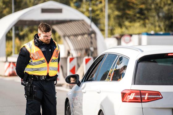 Ein serbischer Pkw-Fahrer wurde am 1. Mai bei der Einreise gleich mehrerer Straftaten überführt.  Foto: Bundespolizei