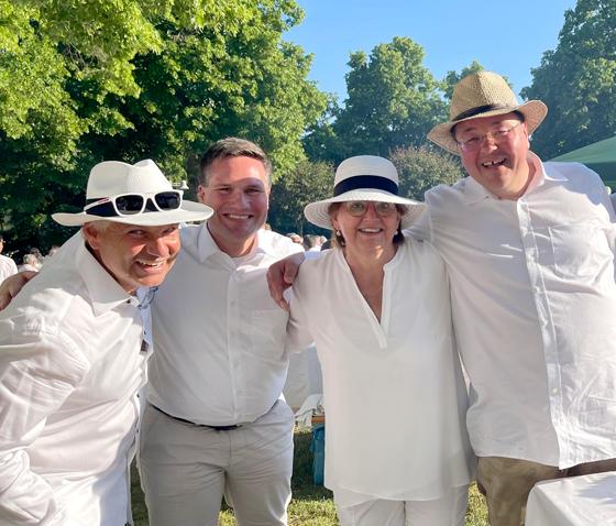 CSU-Vorsitzender Theodor Fall, Andrea und Peter Seeböck (Tracht'n Bäda) und Bürgermeister Thomas Loderer freuten sich über die vielen Besucher beim Weißen Fest. Foto: hw