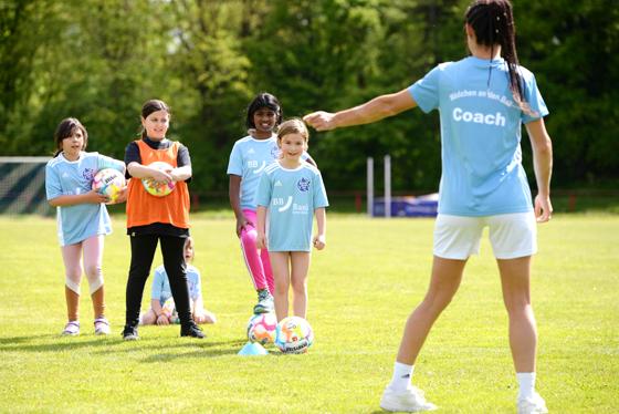 "Mädchen an den Ball", ein kostenloses und unverbindliches Fußballtraining für Mädchen, hat seinen dritten Standort in Moosach eröffnet: beim PSV München. Foto: BIKU e.V.