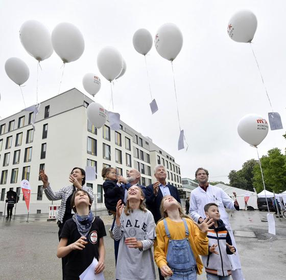 Bei der Einweihung der Frauen- und Kinderklinik lassen Petra Geistberger (Geschäftsführerin MüK), Götz Brodermann (Vorsitzender Geschäftsführung), OB Dieter Reiter und Oberarzt Nikolaus Rieber (v. l.) Ballons steigen. F.: München Klinik