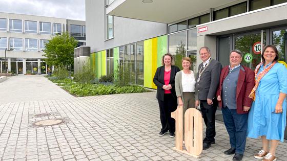 Feierten gemeinsam mit der Schulfamilie die Einweihung des Anbaus der Grund- und Mittelschule (v.l.) MdL Kerstin Schreyer, Rektorin Christa Grasl, Bgm. Wolfgang Panzer, 3. Bgm. Richard Raiser und MdL Claudia Köhler.  Foto: hw