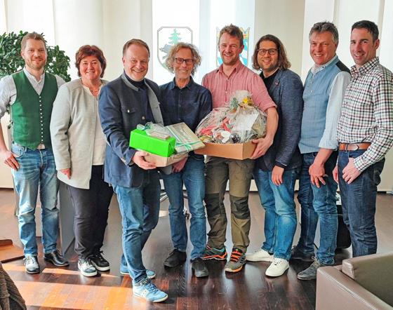 Sagten zum Abschied Dankeschön: (v.l,.) Markus Großmann, Abteilungsleiterin Brigitte Keller, Landrat Robert Niedergesäß, Werner Hötzel, Baptist Lindner, Sachgebietsleiter Roland Ackermann, Toni Peis und Christian Maier. Foto: LRA Ebersberg