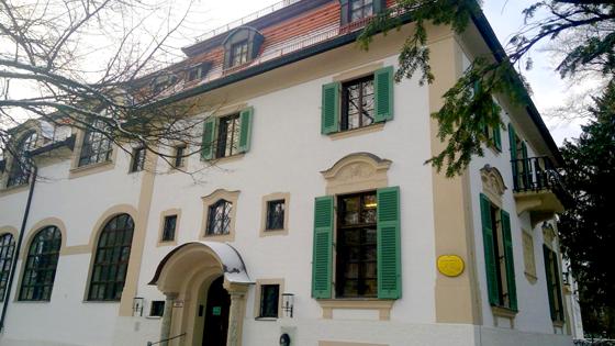 Im Hildebrandhaus in der Maria-Theresia-Straße sitzt die Monacensia, das Literaturarchiv der Stadt München. Foto: bas