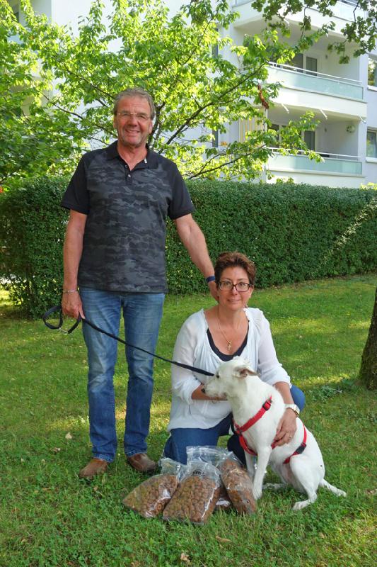 Jürgen und Katharina Wollmann sind selbst stolze Tierbesitzer. Gerne setzen sie sich für die Vierbeiner bedürftiger Menschen ein. Foto: hw