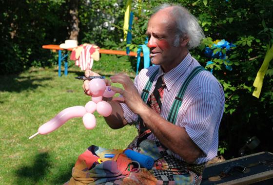 Der Clown Pippo besucht im Rahmen der Stadtteilwoche Trudering-Riem die Stadtbibliothek Waldtrudering. Foto: VA