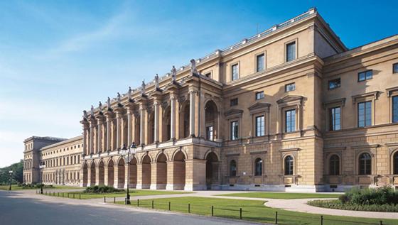 In der Residenz (hier im Bild zu sehen der Festsaalbau, Nordfassade [Hofgartenfront], Leo von Klenze, 1835-1842, mit der zentralen Loggia vor dem einstigen Thronsaal) befinden sich auch die fünf Nibelungensäle, die bei der Führung gezeigt werden. Foto: ©