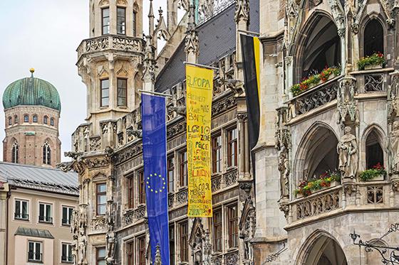 Die Beflaggung des Rathauses steht ganz im Zeichen der Europawahl. Auf der gelben Fahne haben Bürger ihre Wünsche für Europa geäußert. Foto: Michael Nagy/Presseamt LHM