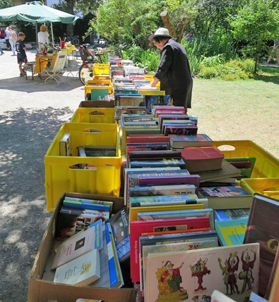 Der beliebte Benefizflohmarkt findet bei jedem Wetter statt. Sein Erlös kommt der Sozialarbeit zugute. Foto: Veranstalter