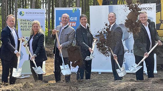 Packten tatkräftig mit an beim 1. Spatenstich für das 1. Windrad im Höhenkirchner Forst (v.l.): Landrat Robert Niegergesäß (Ebersberg), Brgm. Inge Heiler (Egmating), Wirtschaftsminister Hubert Aiwanger, Brgm. Mindy Konwitschny und Brgm. Andreas Lutz (Ober