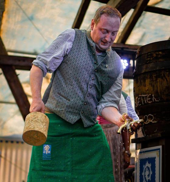 Bürgermeister Leonhard Spitzauer wird wie gewohnt das beliebte Volksfest mit dem Anzapfen des 1. Bierfasses am 13. Juni beginnen. Foto: Gem. Vaterstetten