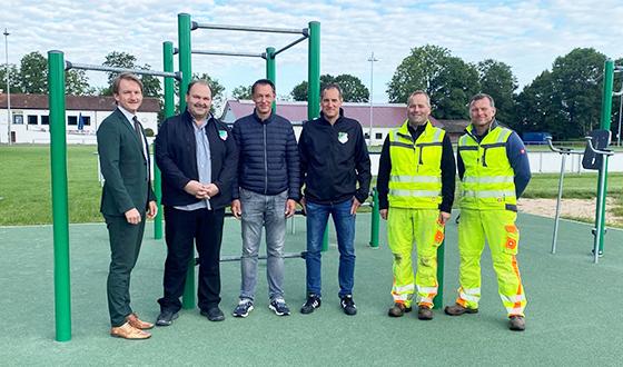 (v.l.n.r.) Bürgermeister Sebastian Thaler, Mario Spoljaric (1.Vorstand SVD), Markus Heimhuber (3. Vorst.), Pascal Bruckert (2. Vorst.), Martin Lohmeier und Martin Maurus (Bauhof) freuen sich, die Anlage der Öffentlichkeit zur Verfügung stellen zu können.