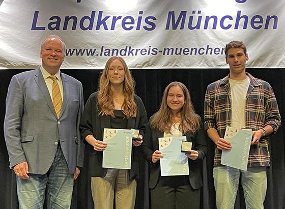 Landrat Christoph Göbel ehrte Hannah Gasser, Michelle Frank und Daniel Maier für ihre Erfolge im Bereich Leichtathletik. Foto: hw