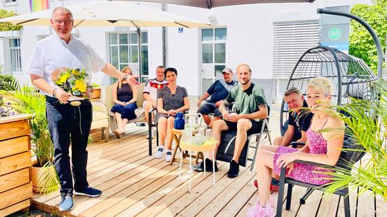 Ein Dankeschön ging von Bürgermeister Wolfgang Panzer (l.) an das Team der Bücherei und des Bauhofs, die das Projekt Lesegarten verwirklicht haben.  Foto: hw