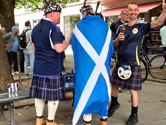 Sichtlich wohl fühlten sich schottische Fans in München, hier am Freitag, vor dem Eröffnungsspiel.  Foto: mha