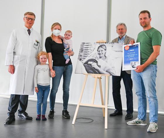 Verena Lang (mit Familie) belegte den 1. Platz. Den Preis überreichten PaulBreitner und Helmut Friess (links), Direktor der Klinik und Poliklinik für Chirurgie am Universitätsklinikum rechts der Isar. F.: Kathrin Czoppelt, Klinikum rechts der Isar