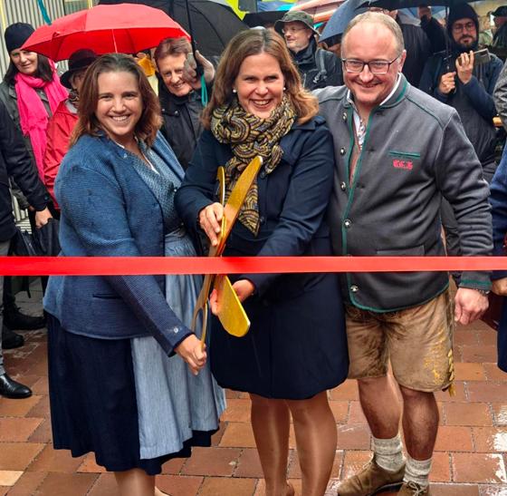 Brgm. Verena Dietl eröffnet mit Kommunalreferentin Jacqueline Charlier und dem Händlersprecher des Elisabethmarkts, Karl Huczala, den neuen Markt am Elisabethplatz. Foto: Robert Bösl