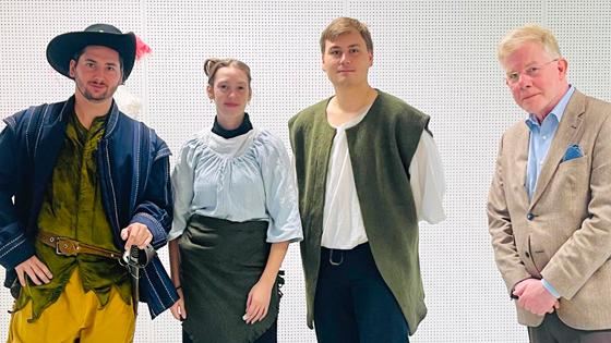 Autor und Regisseur Marcus Everding (r.) mit einem Teil seiner Schauspiel-Crew, darunter Vereinsleitung Alex Brunner sowie Johanna Straßmair und Marinus Eder (v.l.). Foto: hw