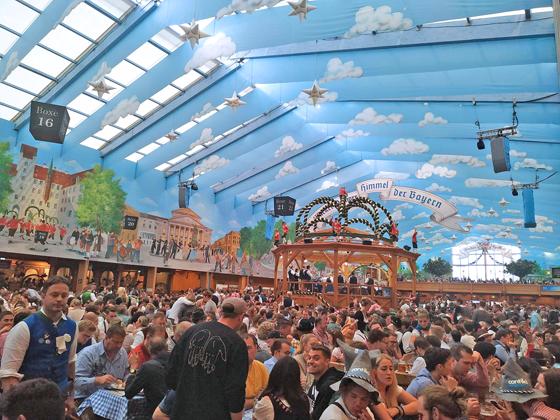 Im Bierzelt findet der traditionelle Oktoberfest-Gottesdienst statt, heuer ausnahmsweise an einem Mittwoch. Auch ein Schaustellerkind wird dabei getauft.  Symbolbild: std