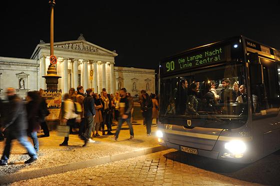 Shuttle-Busse bringen die Besucher der Langen Nacht von Museum zu Museum. Im Bild zu sehen die Glyptothek-Antikensammlung am Königsplatz. Foto: © Stephan Rumpf