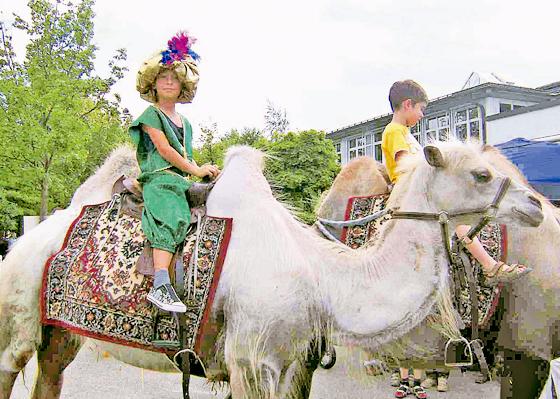 Das Kamelreiten war die Attraktion des orienta­lischen Sommerfestes.	Foto: Hort