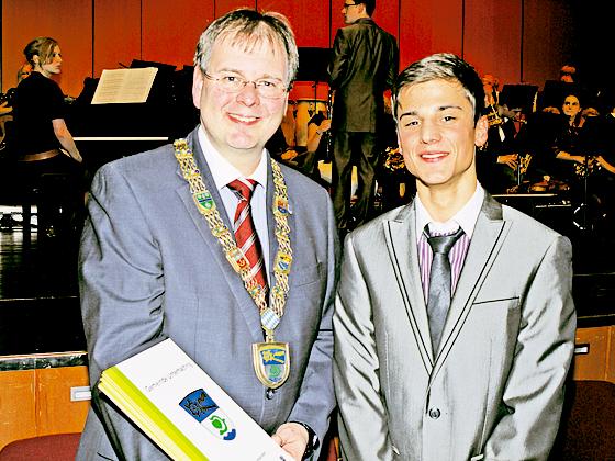 Bürgermeister Wolfgang Panzer gratuliert Markus Silvano Novak zum Bürgerbrief. Foto: Kohnke