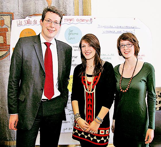 MdL Markus Blume mit Constanze Hüttinger und  Luisa Baumgärtel vom Heinrich-Heine Gymnasium vor ihren Ideen für das Bayern von morgen.  Foto: CSU